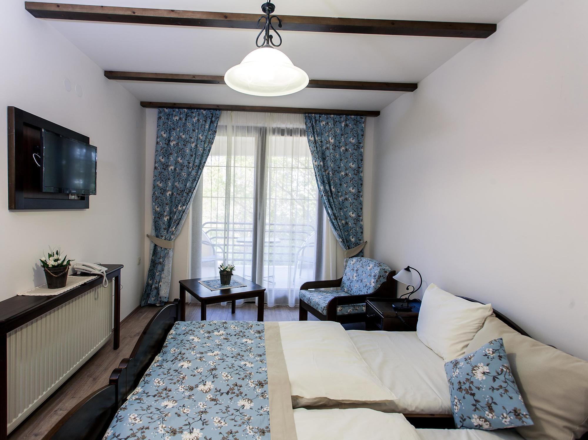 Hotel Bacchus Кестхей Екстер'єр фото